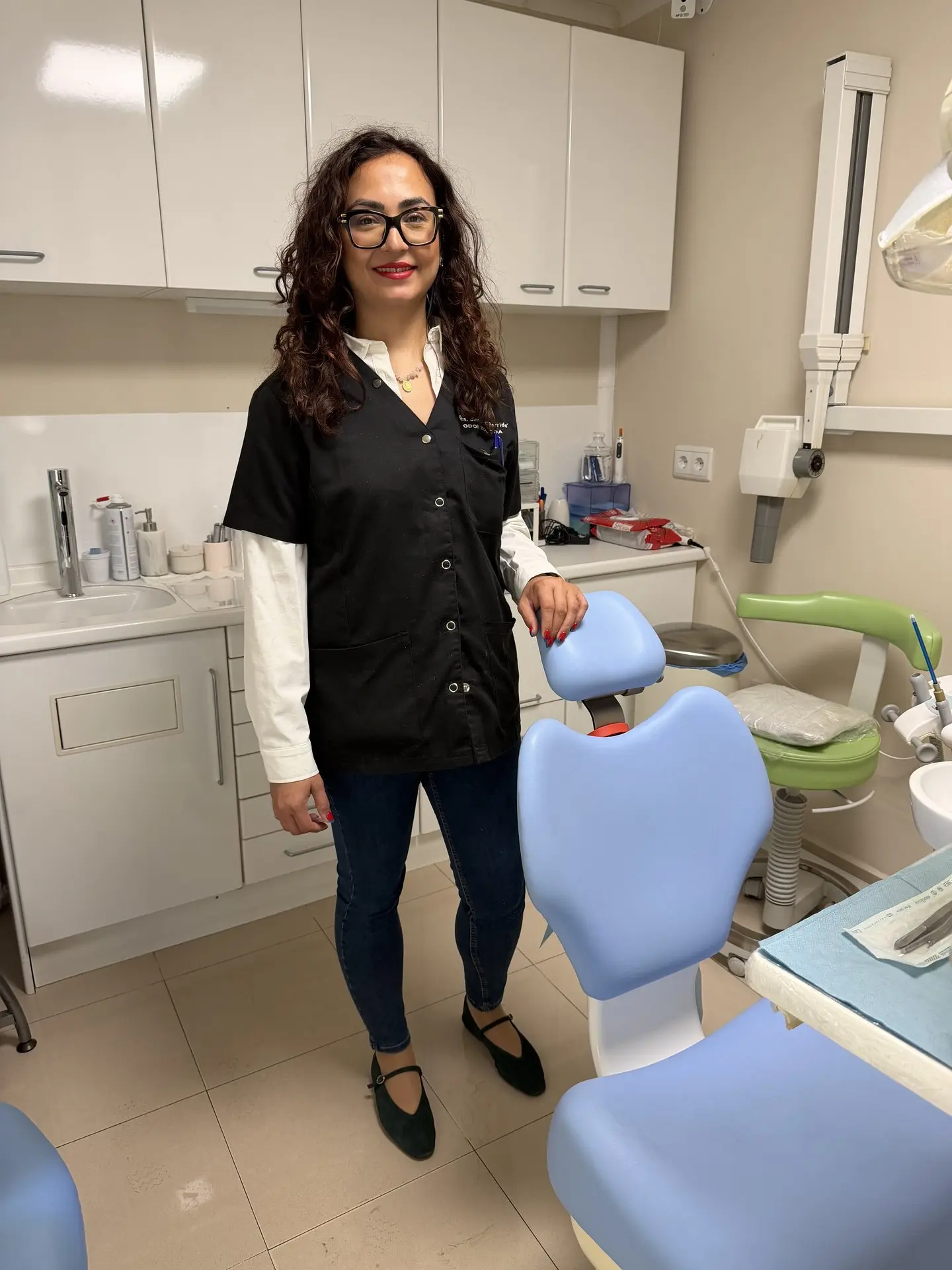 Dra. Jimena Garrido junto al sillón